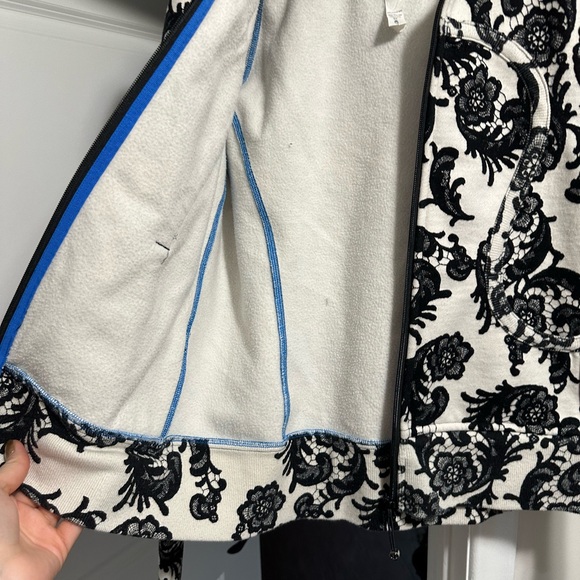 RARE- Size 12 WHITE AND BLACK LULULEMON SCUBA - Picture 12 of 14